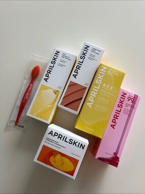 Women’s Skincare Set in Yellow, Pink, Red